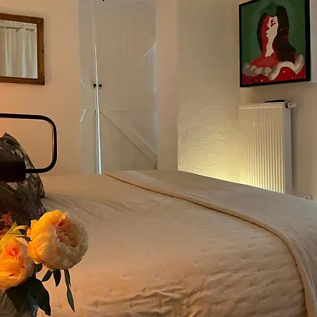 Rueckzugsort Am Stadtrand Mit Kunst