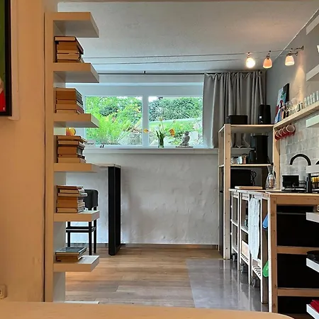 Rueckzugsort Am Stadtrand Mit Kunst