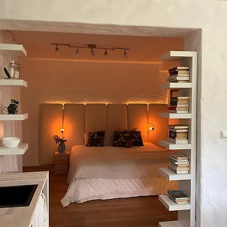 Rueckzugsort Am Stadtrand Mit Kunst